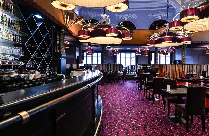Stylowe wnętrze restauracyjne w Budapeszcie